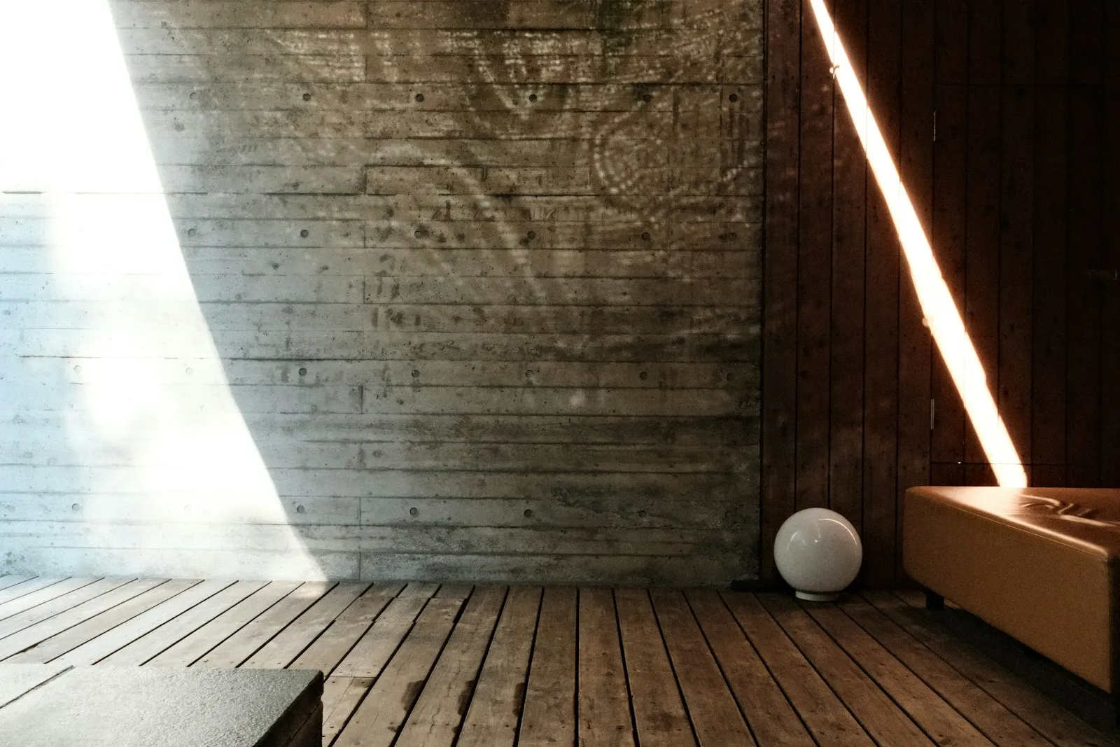 Interior · betão e madeira